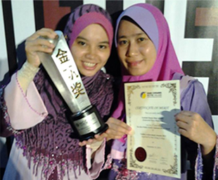 Haslina Ramlee (left), one of the winners 