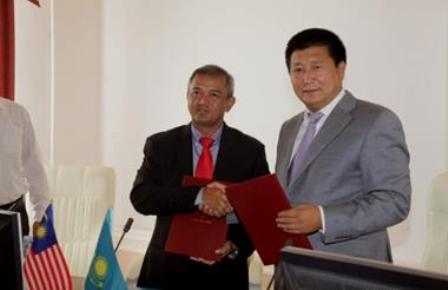 Naib Canselor UPM, Prof. Dato’ Dr. Mohd. Fauzi Ramlan dan Rektor SKSU, Prof. Zhumakhan Myrkhalykov di majlis tandatangan MoA.