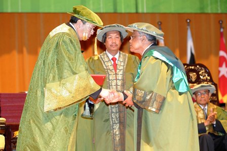 Sultan Sharafuddin presenting the Honorary Doctorate scroll to Dato' Sri Abdul Wahab Maskan