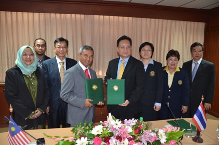 UPM Vice Chancellor, Prof. Dato' Dr. Mohd. Fauzi Ramlan and Kasetsart University Vice President, Assoc. Prof. Dr. Bordin Rassameethes as well as representatives from both universities during the document exchange.