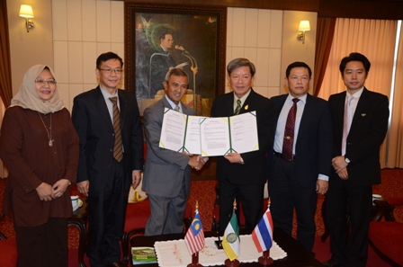 At Maejo University: From left, Prof. Dr. Hasanah Mohd. Ghazali, Prof. Dr. Bujang Kim Huat, Prof. Dato' Dr. Mohd. Fauzi Ramlan, Assoc. Prof. Dr. Chamnian Yosraj (President, Maejo University), Assoc. Prof. Dr. Yongyooth Srigiofun, and Assoc. Prof. Jatuphon