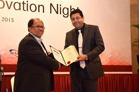 Dr. Wan Manshol menyampaikan anugerah kepada Dr. Farzad bagi pingat emas dan Anugerah Khas