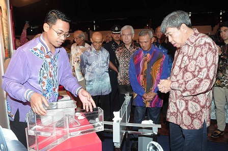 Dr Hafandi (left) briefing Selangor Sultan, Sultan Sharafuddin Idris Shah, about his research on rats and mice in relation to the use of Omega-3 fatty acids. Looking on ise UPM Vice-Chancellor Prof. Datoâ€™ Dr. Mohd Fauzi Ramlan
