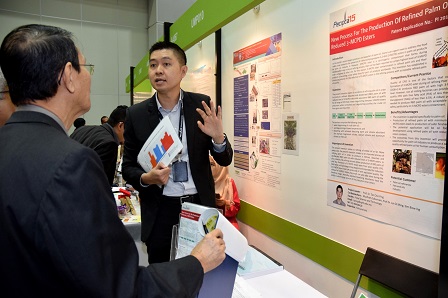 Prof. Tan Chin PIng semasa memberi penerangan kepada juri