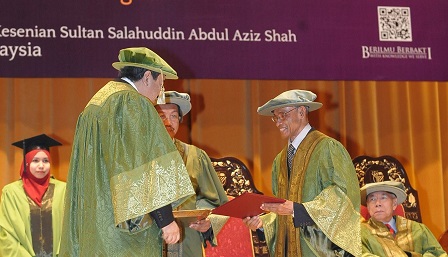 YBhg. Tan Sri Datoâ€™ Setia Dr. Nayan Ariffin, mantan Naib Canselor Universiti Pertanian Malaysia dianugerahkan gelaran Profesor Emeritus sempena Majlis Konvokesyen ke-40 UPM